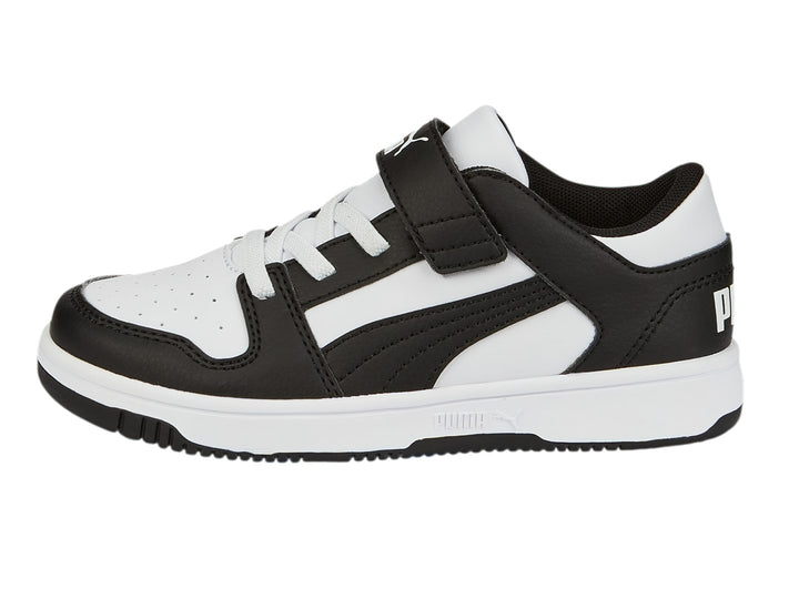 Tenis PUMA Rebound Layup para Niño en colores blanco y negro con correa y cordones.