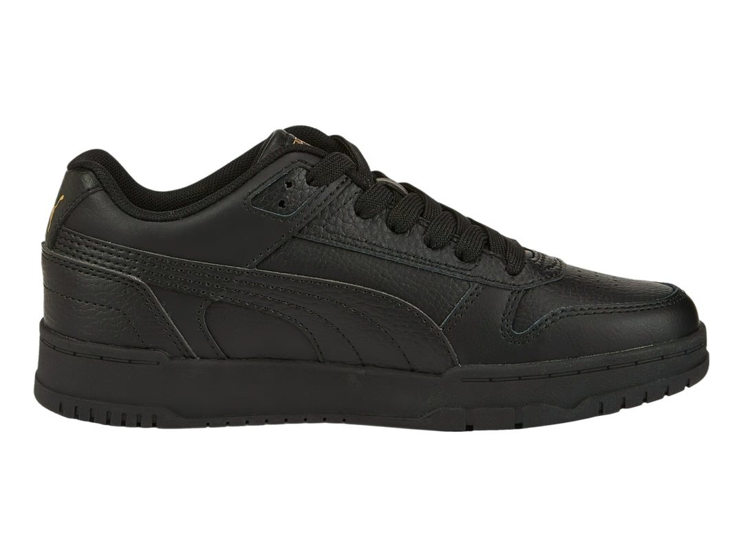 Tenis PUMA RBD Game Low JR en color negro con detalles dorados, vista lateral.