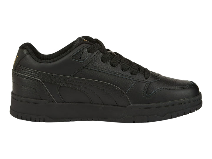 Tenis PUMA RBD Game Low JR en color negro con detalles dorados, vista lateral.