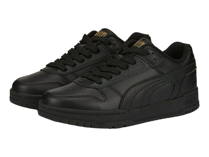 Tenis PUMA RBD Game Low JR en color negro con detalles dorados, vista lateral.