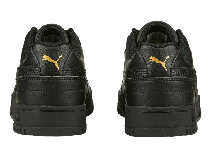 Tenis PUMA RBD Game Low JR en color negro con detalles dorados, vista lateral.