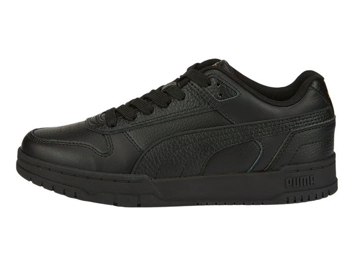 Tenis PUMA RBD Game Low JR en color negro con detalles dorados, vista lateral.