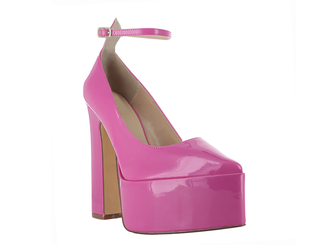 Zapato de tacón alto y plataforma en color rosa brillante con correa ajustable al tobillo.