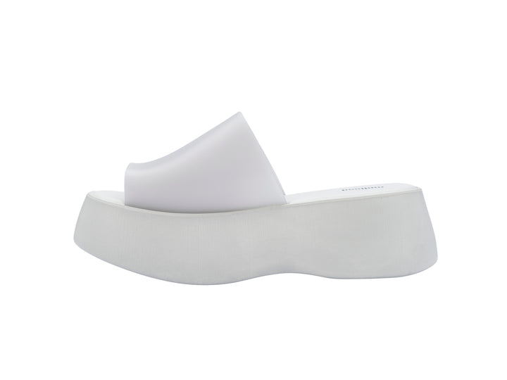 Par de sandalias Melissa blancas con plataforma alta y diseño minimalista de una sola banda.