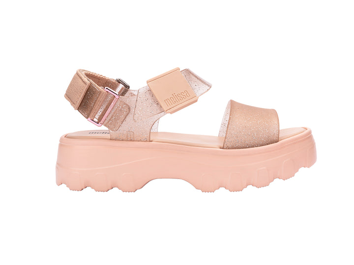 Sandalias Melissa color rosa con plataforma y correas con acabado brillante.