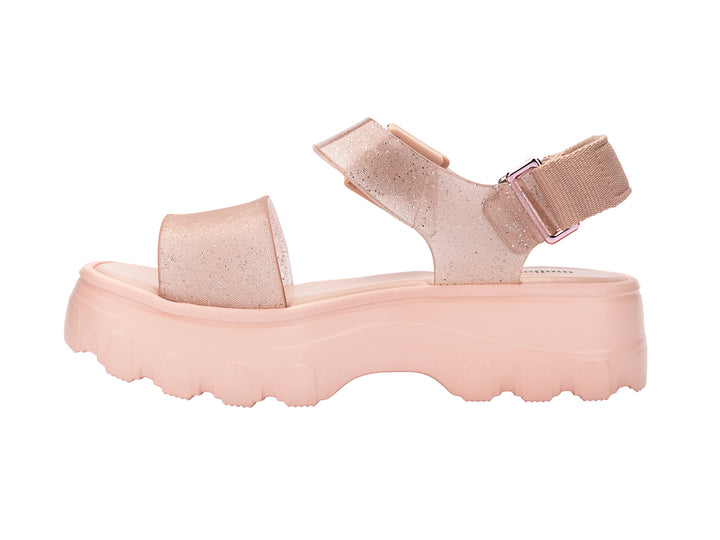 Sandalias Melissa color rosa con plataforma y correas con acabado brillante.
