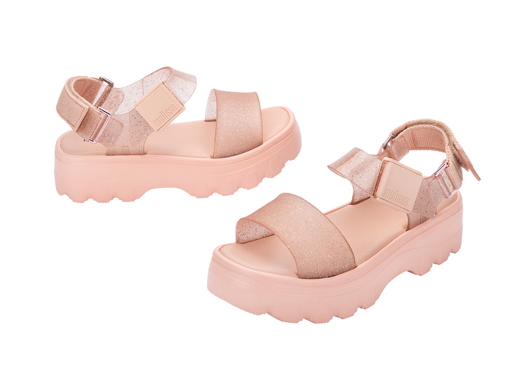 Sandalias Melissa color rosa con plataforma y correas con acabado brillante.
