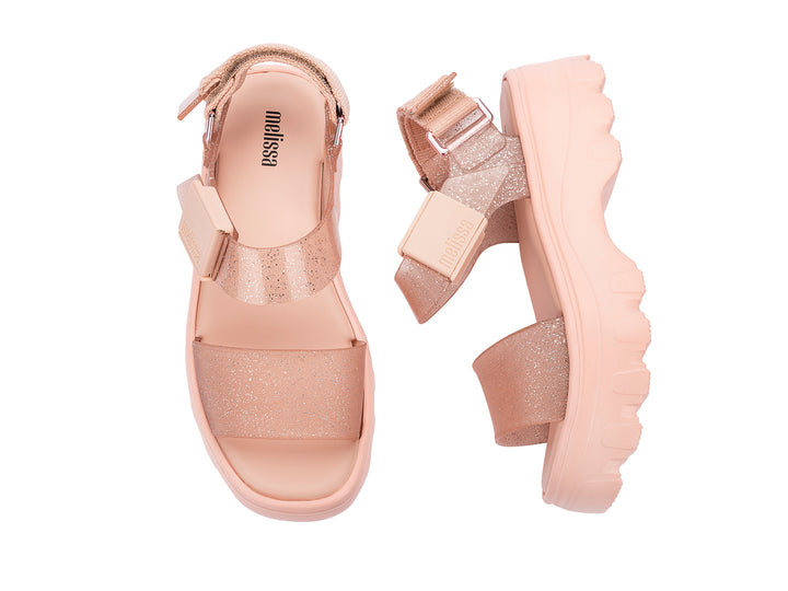 Sandalias Melissa color rosa con plataforma y correas con acabado brillante.