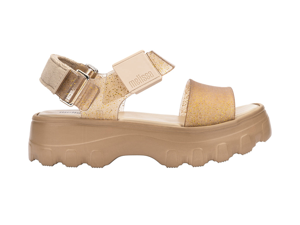 Sandalias Melissa de plataforma color beige con correas brillantes y suela gruesa.