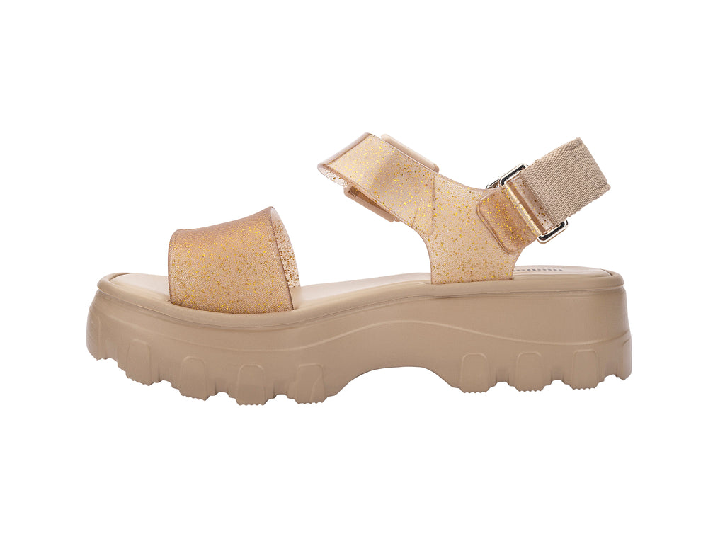 Sandalias Melissa de plataforma color beige con correas brillantes y suela gruesa.