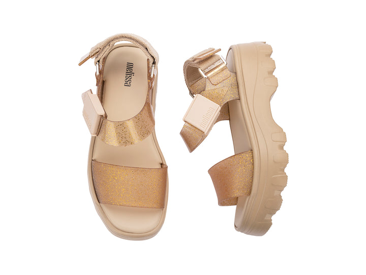 Sandalias Melissa de plataforma color beige con correas brillantes y suela gruesa.