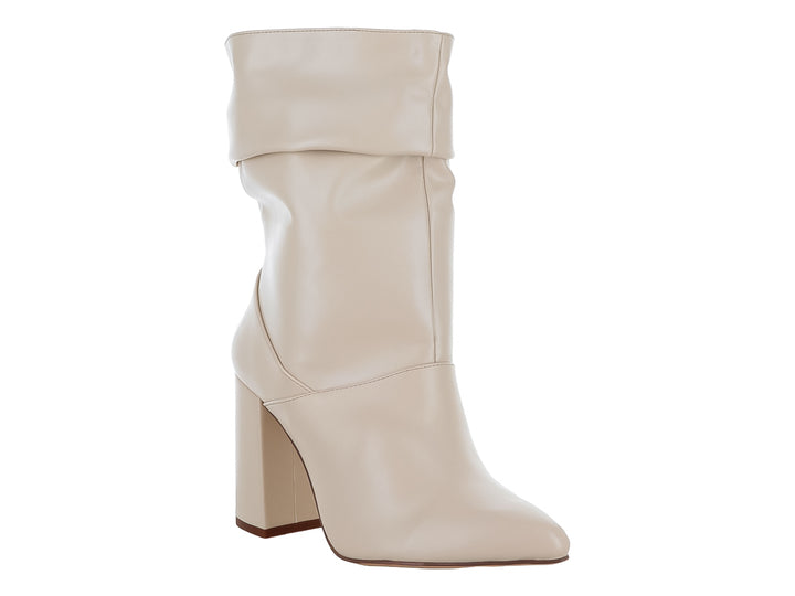 Bota de tacón cuadrado en color nude con detalle de doblez en la parte superior.