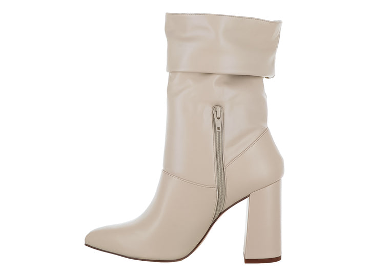 Bota de tacón cuadrado en color nude con detalle de doblez en la parte superior.