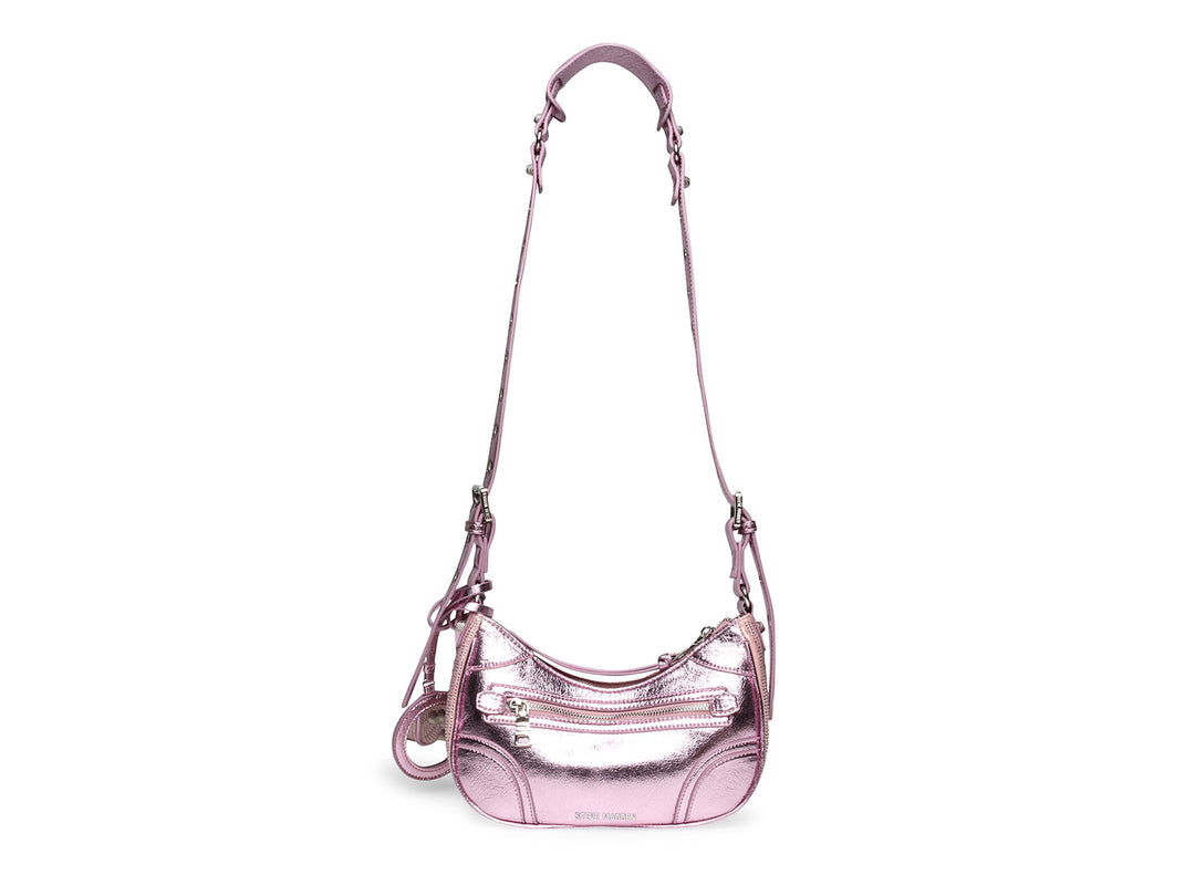 Bolso de hombro Steve Madden en color rosa metálico brillante con correa larga y cierre frontal.