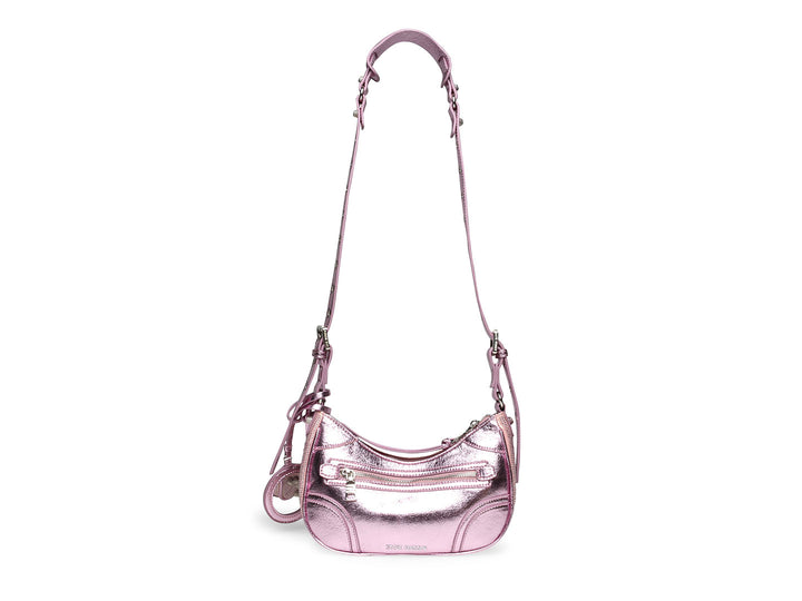 Bolso de hombro Steve Madden en color rosa metálico brillante con correa larga y cierre frontal.