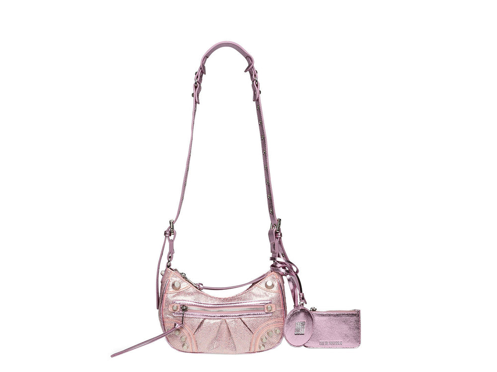 Bolso de hombro Steve Madden en color rosa metálico brillante con correa larga y cierre frontal.