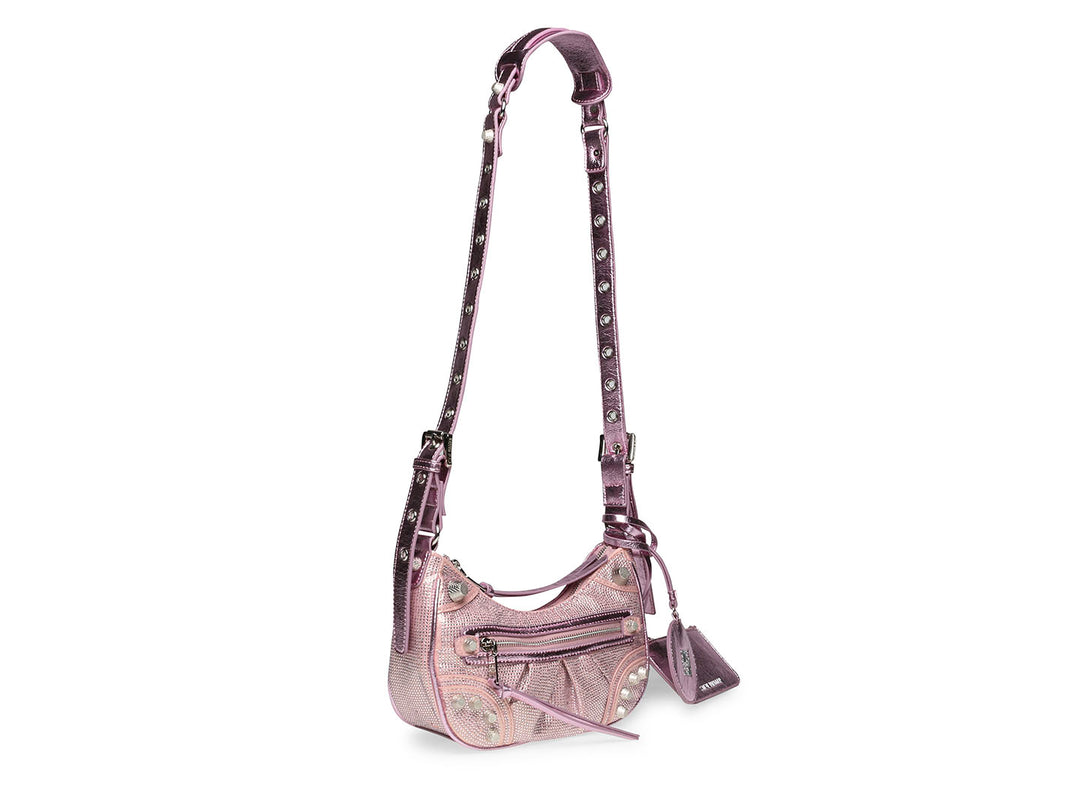 Bolso de hombro Steve Madden en color rosa metálico brillante con correa larga y cierre frontal.