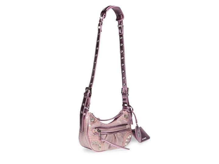 Bolso de hombro Steve Madden en color rosa metálico brillante con correa larga y cierre frontal.