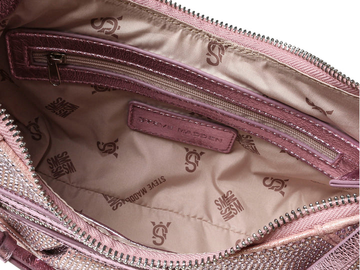 Bolso de hombro Steve Madden en color rosa metálico brillante con correa larga y cierre frontal.