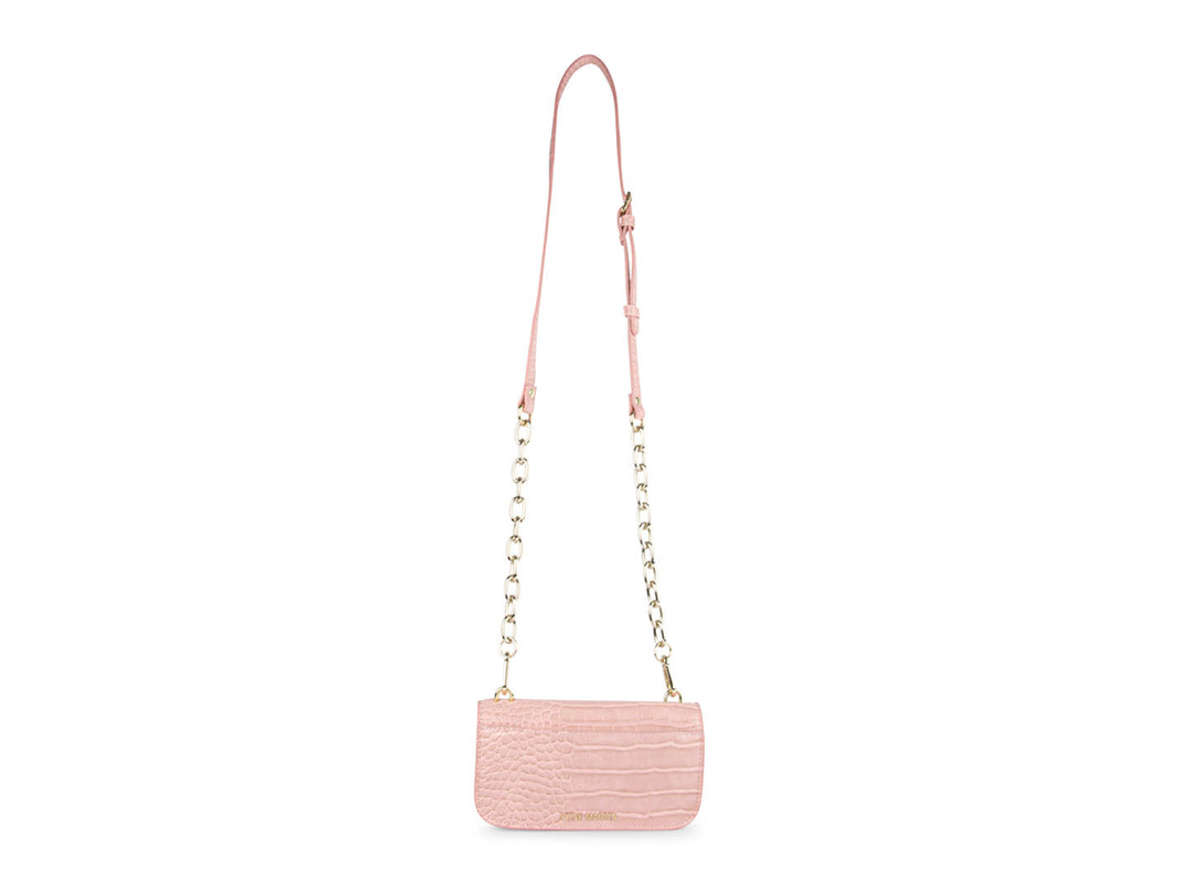 Bolso pequeño rectangular color durazno con textura de cocodrilo y correa de cadena dorada.