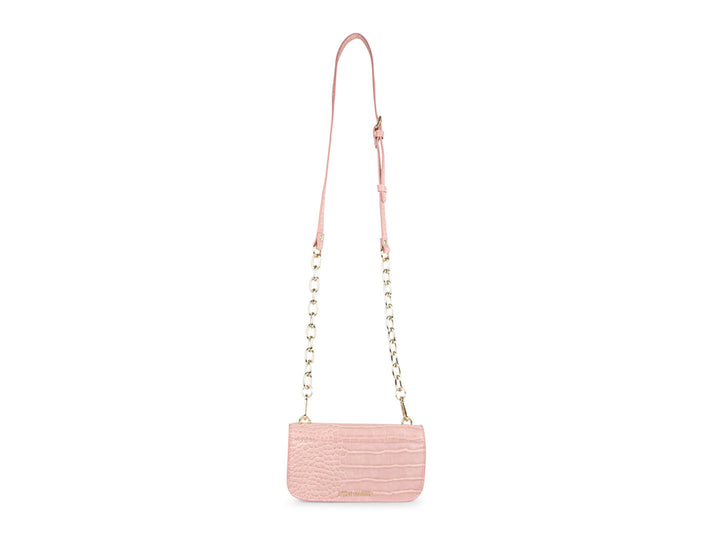 Bolso pequeño rectangular color durazno con textura de cocodrilo y correa de cadena dorada.