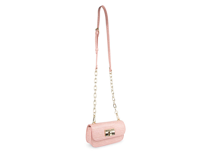 Bolso pequeño rectangular color durazno con textura de cocodrilo y correa de cadena dorada.