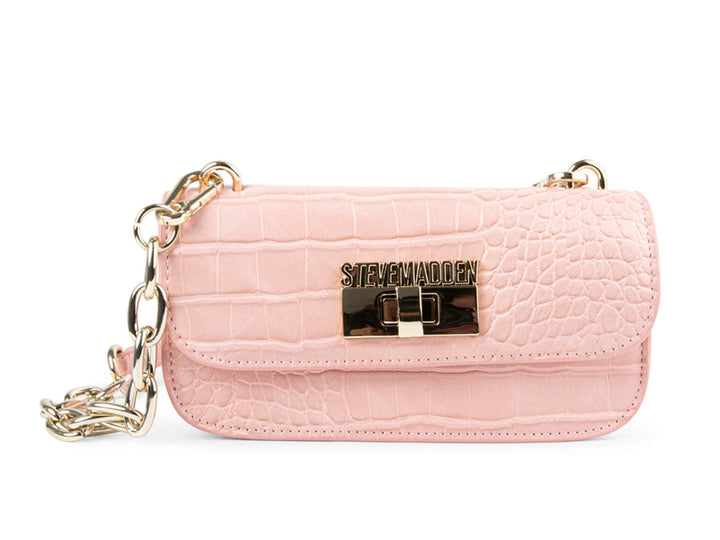 Bolso pequeño rectangular color durazno con textura de cocodrilo y correa de cadena dorada.