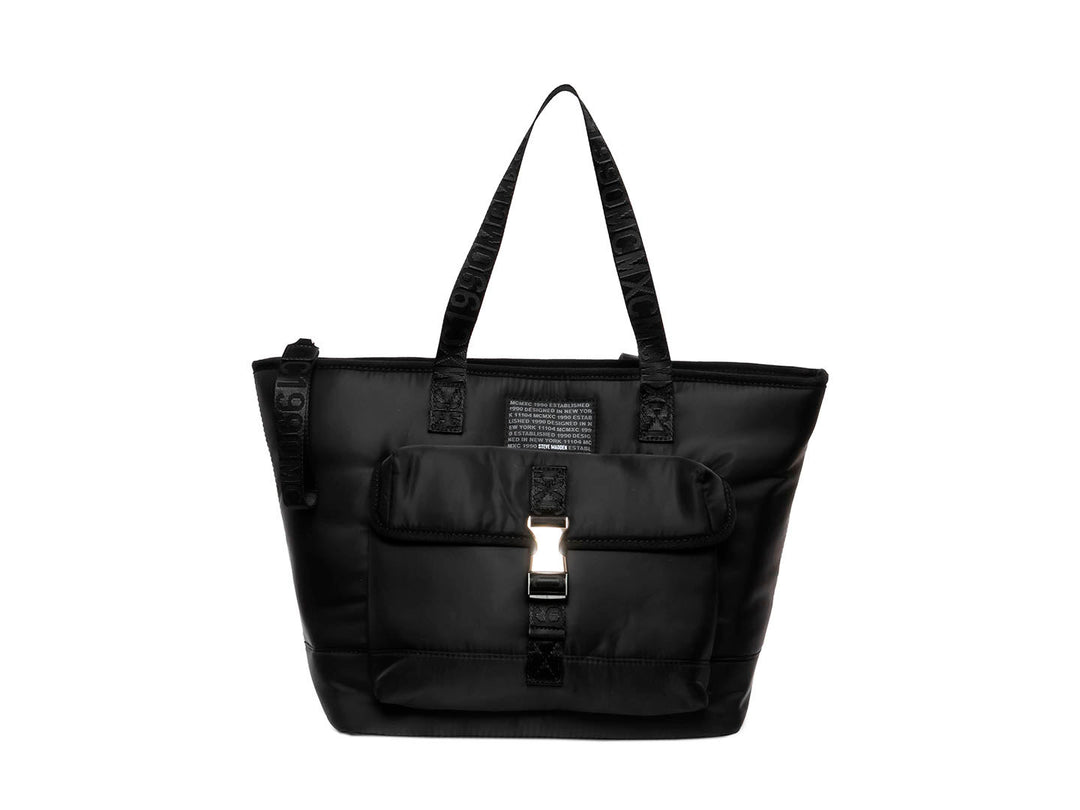 Bolsa tote negra de Steve Madden con bolsillo frontal, hebilla plateada y correas con texto.
