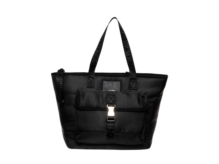 Bolsa tote negra de Steve Madden con bolsillo frontal, hebilla plateada y correas con texto.