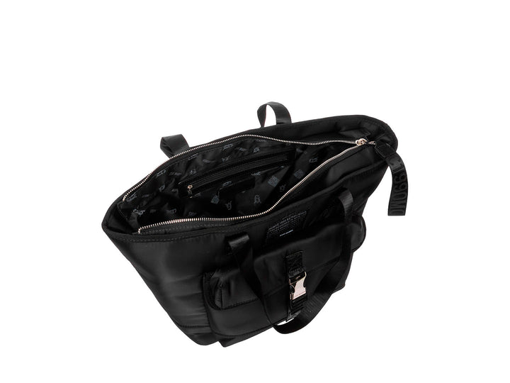Bolsa tote negra de Steve Madden con bolsillo frontal, hebilla plateada y correas con texto.