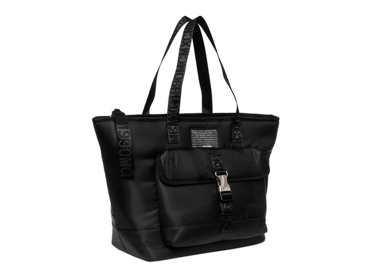 Bolsa tote negra de Steve Madden con bolsillo frontal, hebilla plateada y correas con texto.