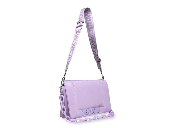 Bolso Steve Madden BCloud color morado con correa ancha y detalle de cadena en la base.