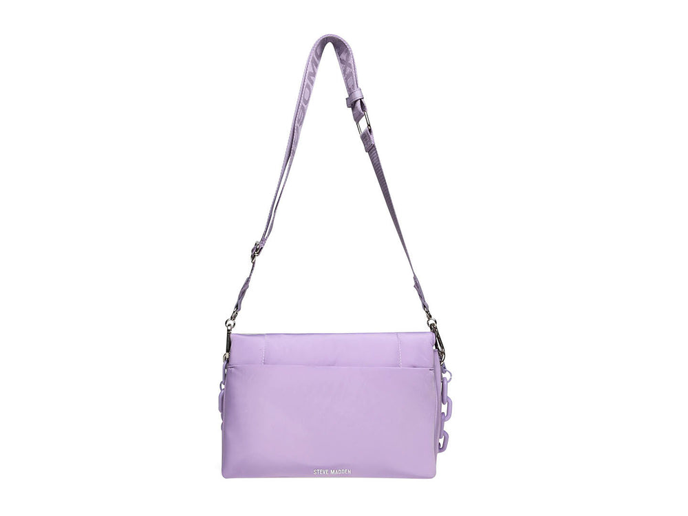 Bolso Steve Madden BCloud color morado con correa ancha y detalle de cadena en la base.