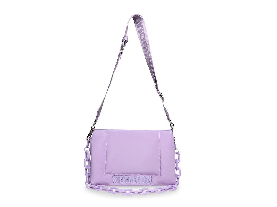 Bolso Steve Madden BCloud color morado con correa ancha y detalle de cadena en la base.