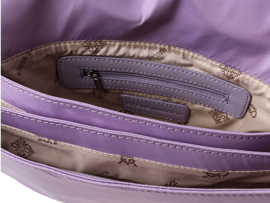 Bolso Steve Madden BCloud color morado con correa ancha y detalle de cadena en la base.