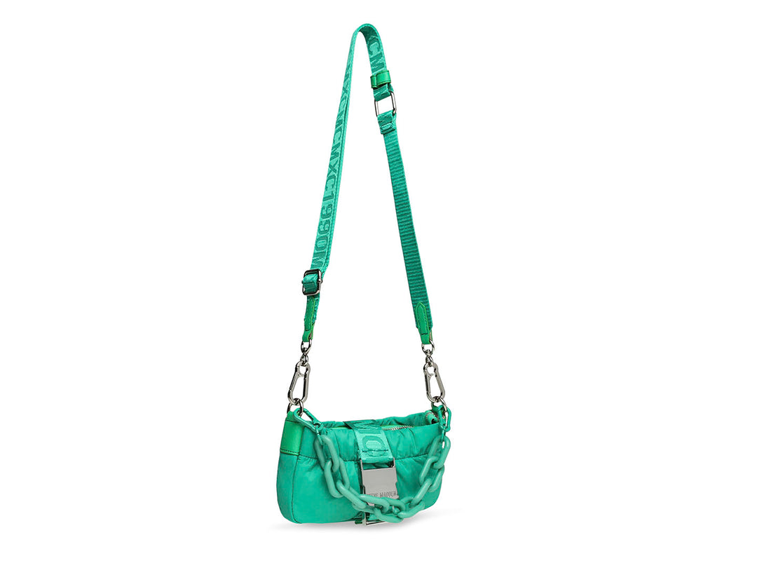 Bolso verde de Steve Madden con correa ancha y detalle de cadena plateada.