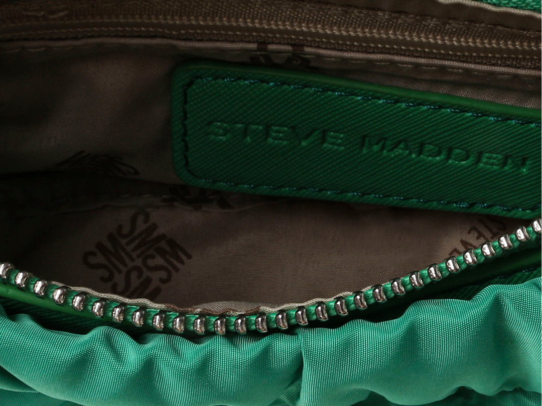 Bolso verde de Steve Madden con correa ancha y detalle de cadena plateada.