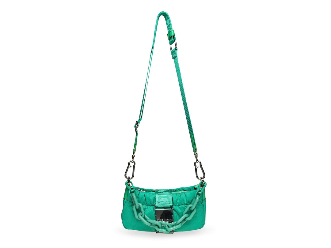 Bolso verde de Steve Madden con correa ancha y detalle de cadena plateada.