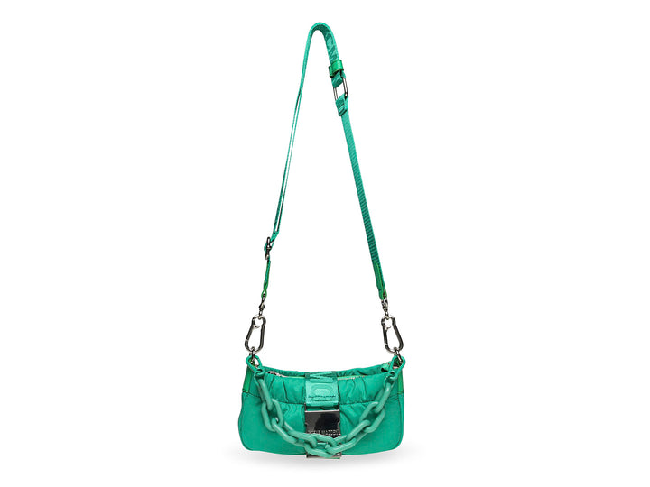 Bolso verde de Steve Madden con correa ancha y detalle de cadena plateada.