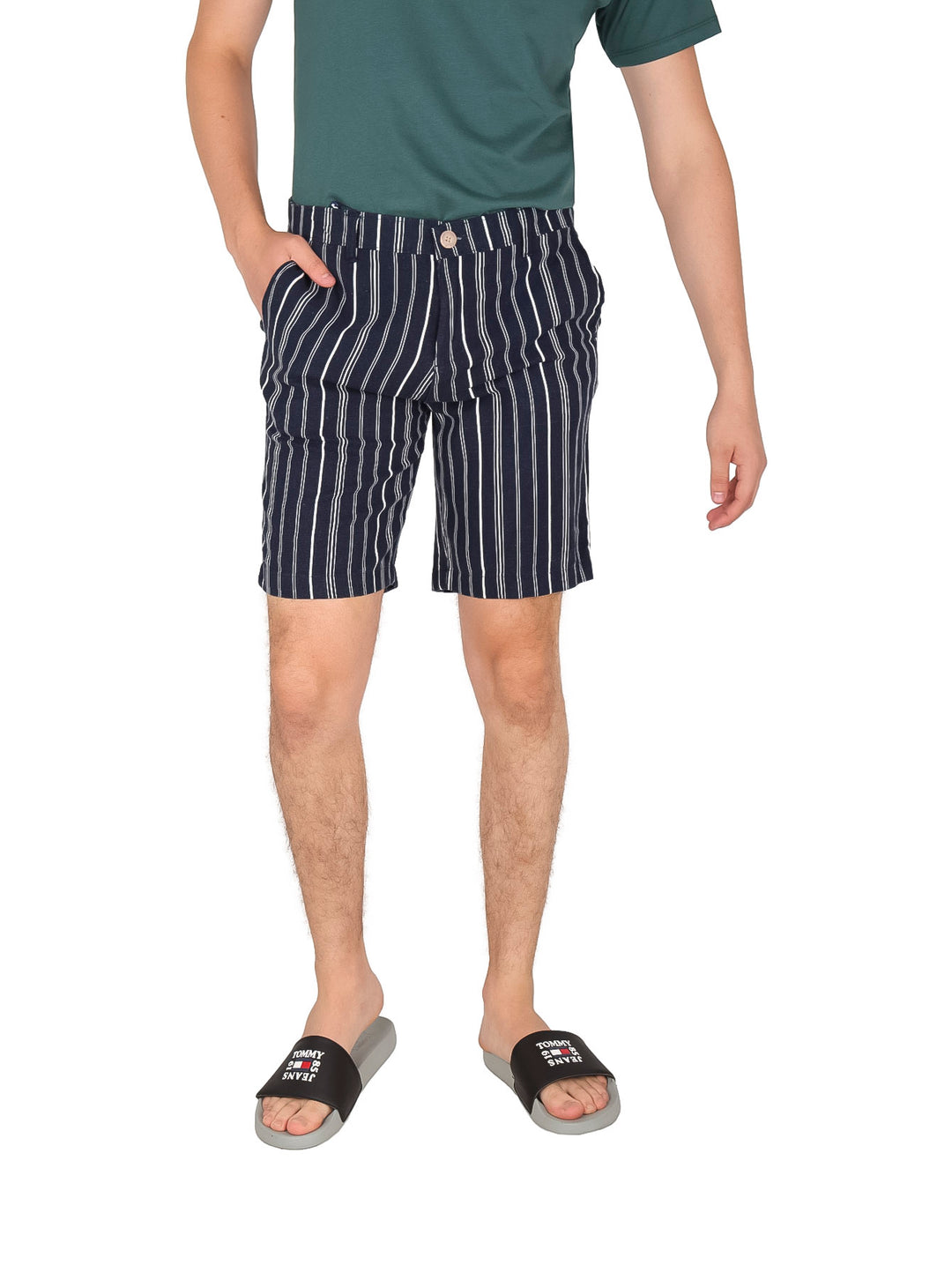 Hombre vistiendo bermudas de rayas verticales en color marino y blanco.