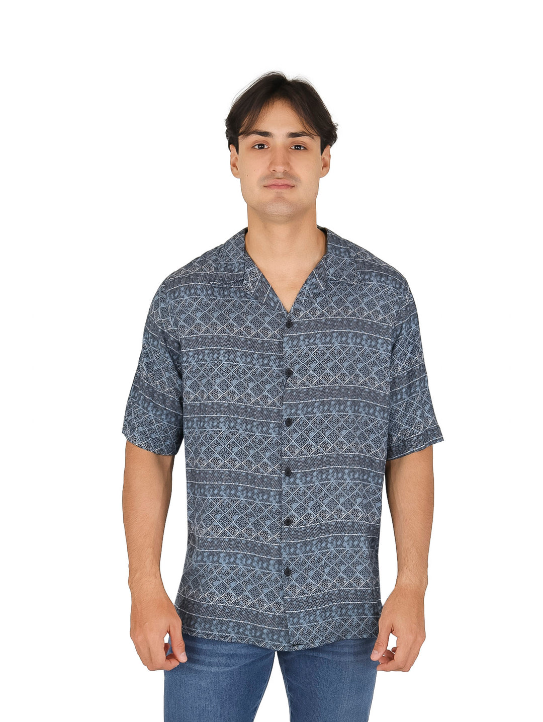 Hombre vistiendo camisa azul de manga corta con estampado étnico geométrico en color blanco y botones frontales.