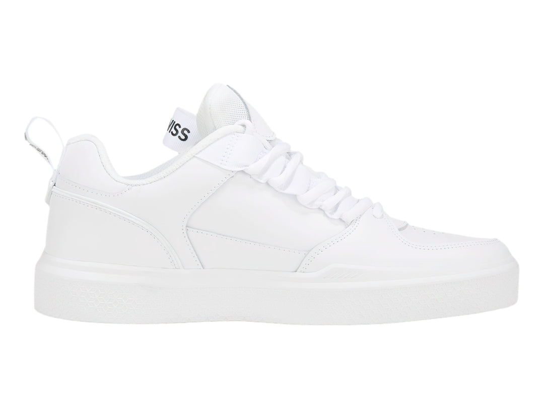 Tenis deportivos K-SWISS color blanco total con suela plana y agujetas coordinadas.