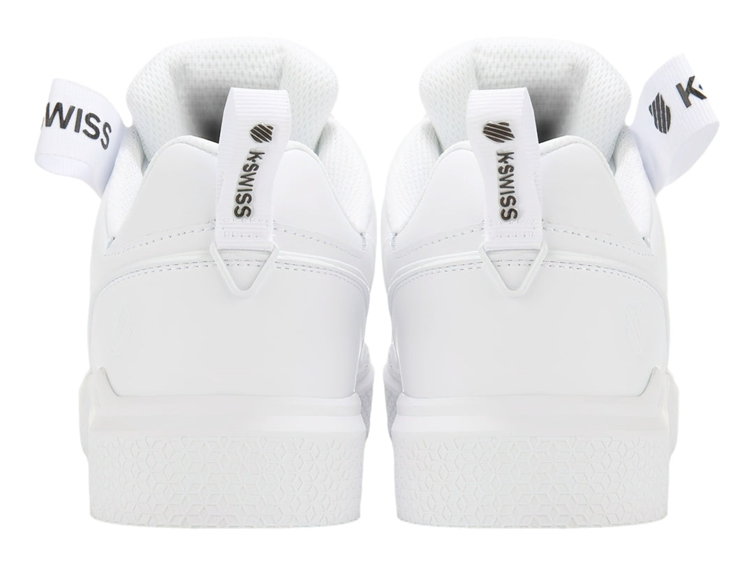 Tenis deportivos K-SWISS color blanco total con suela plana y agujetas coordinadas.
