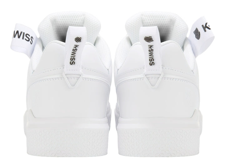 Tenis deportivos K-SWISS color blanco total con suela plana y agujetas coordinadas.