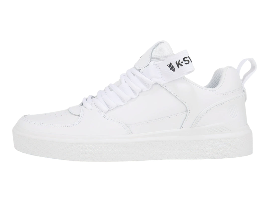 Tenis deportivos K-SWISS color blanco total con suela plana y agujetas coordinadas.