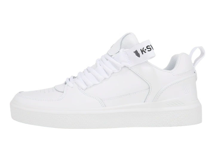 Tenis deportivos K-SWISS color blanco total con suela plana y agujetas coordinadas.