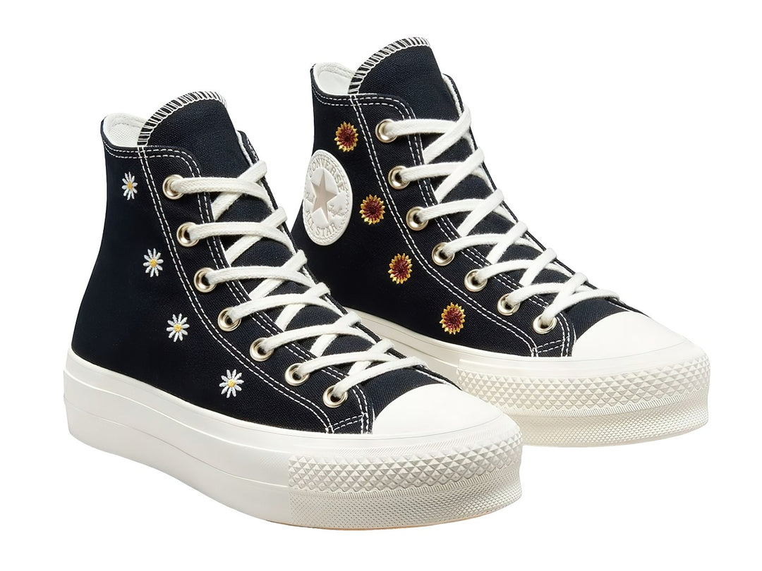 Tenis Converse Chuck Taylor All Star Lift HI color negro con bordados de flores doradas y suela blanca.