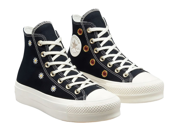 Tenis Converse Chuck Taylor All Star Lift HI color negro con bordados de flores doradas y suela blanca.