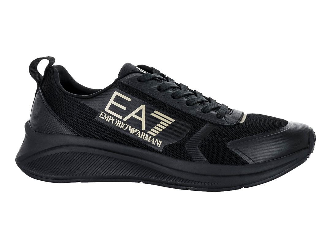 Tenis deportivos Emporio Armani color negro con logotipo dorado y agujetas.