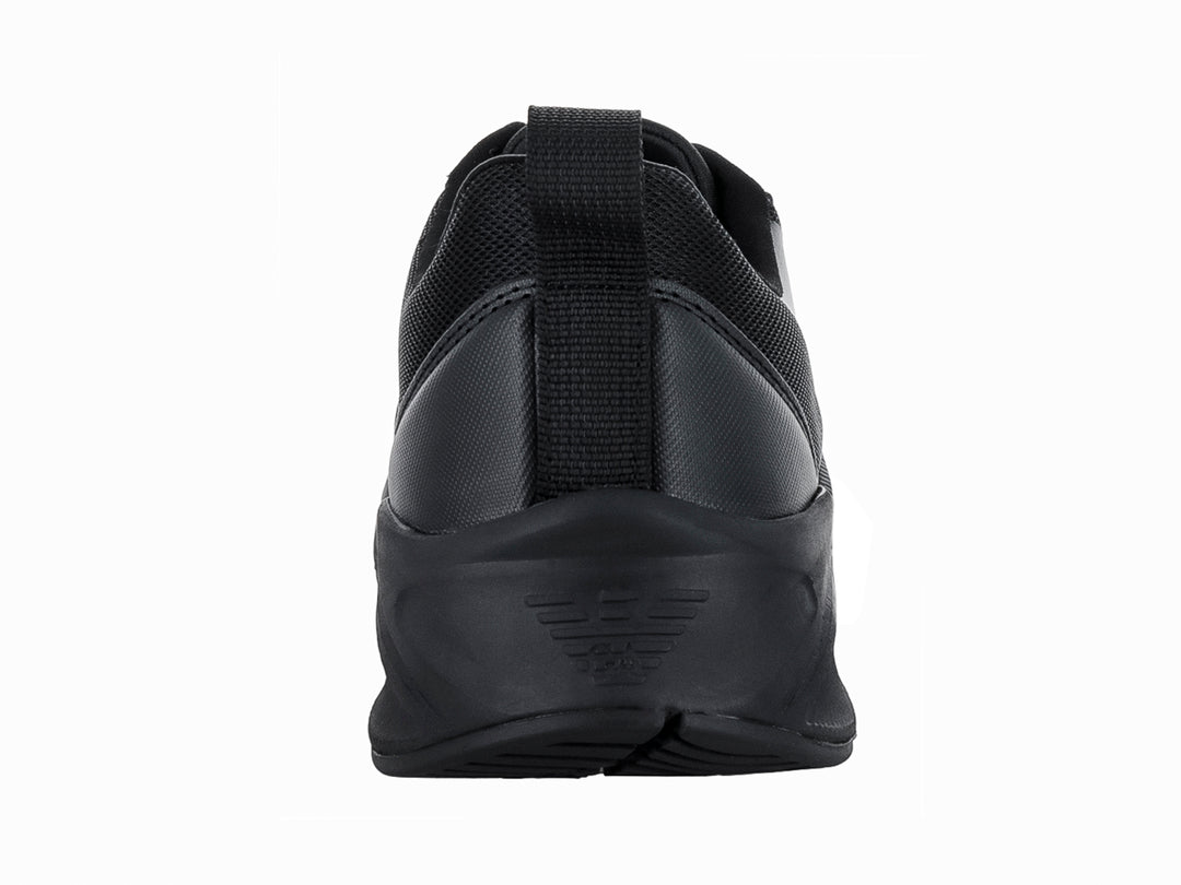 Tenis deportivos Emporio Armani color negro con logotipo dorado y agujetas.